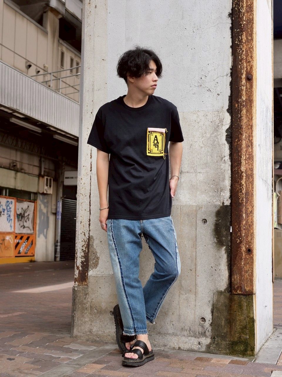 黒T × 明るめデニムで、夏を軽やかに楽しむ