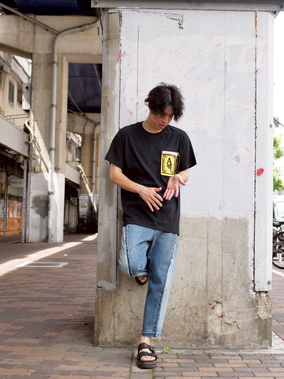 黒T × 明るめデニムで、夏を軽やかに楽しむ