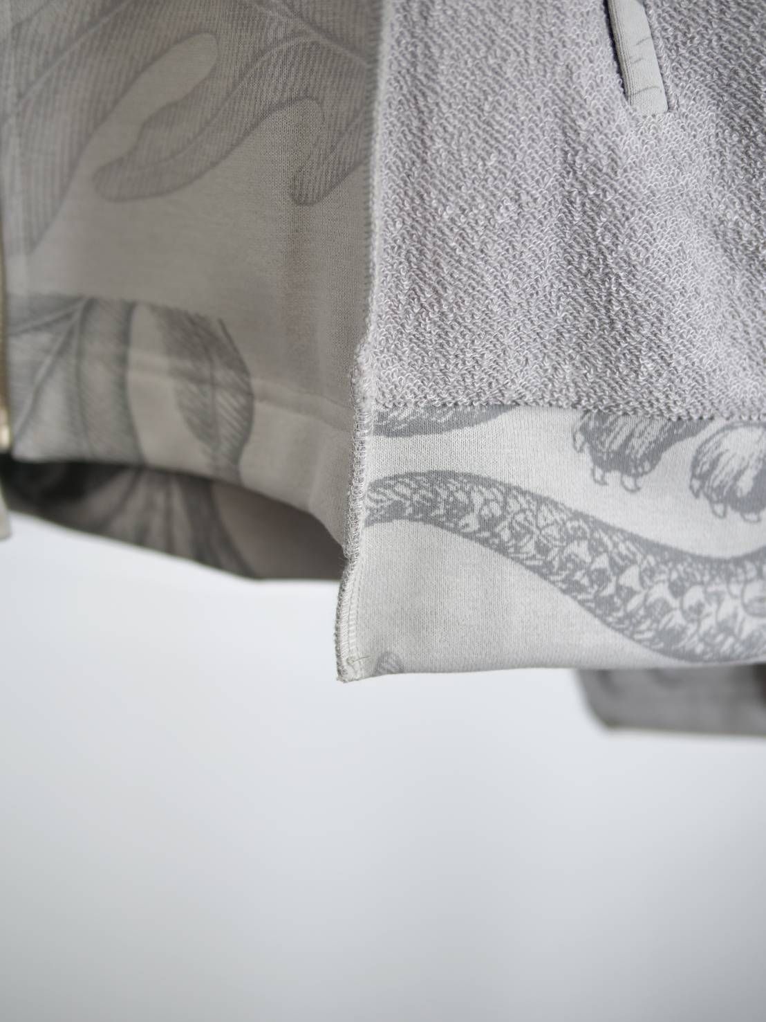 【40代からの大人ZIPパーカー】 立体パズル構造 × 異素材デザインで差がつく、品格カジュアル