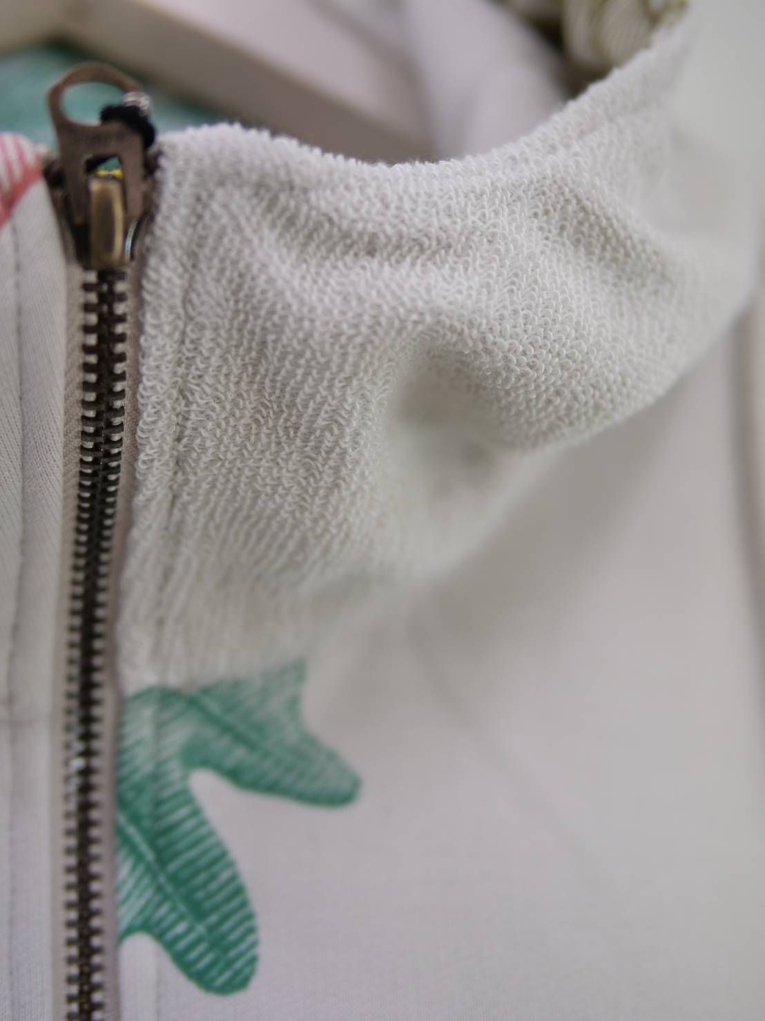 【40代からの大人ZIPパーカー】 立体パズル構造 × 異素材デザインで差がつく、品格カジュアル