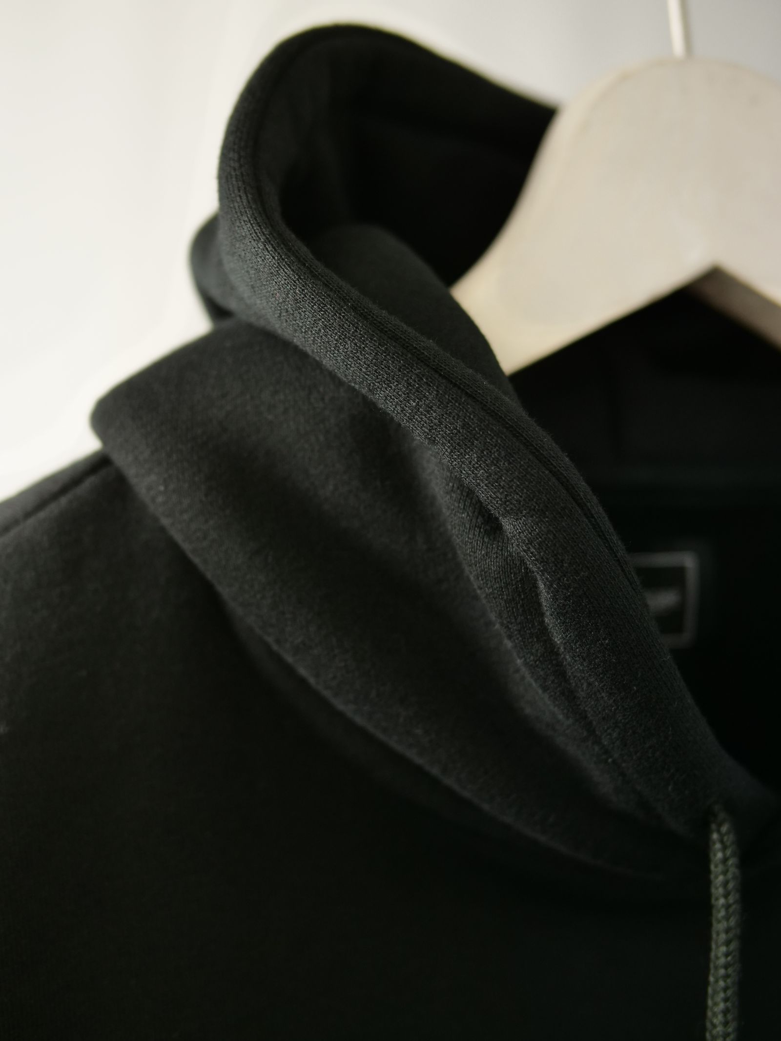 MAISON HONORÉ（メゾンオノレ）ハート刺繍 プルオーバーパーカー メンズ｜コットン100％・ティファニーブルー刺繍