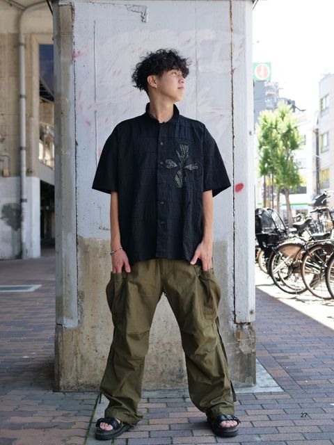 大人は武骨な“カーゴパンツ”を、品よく着こなす。