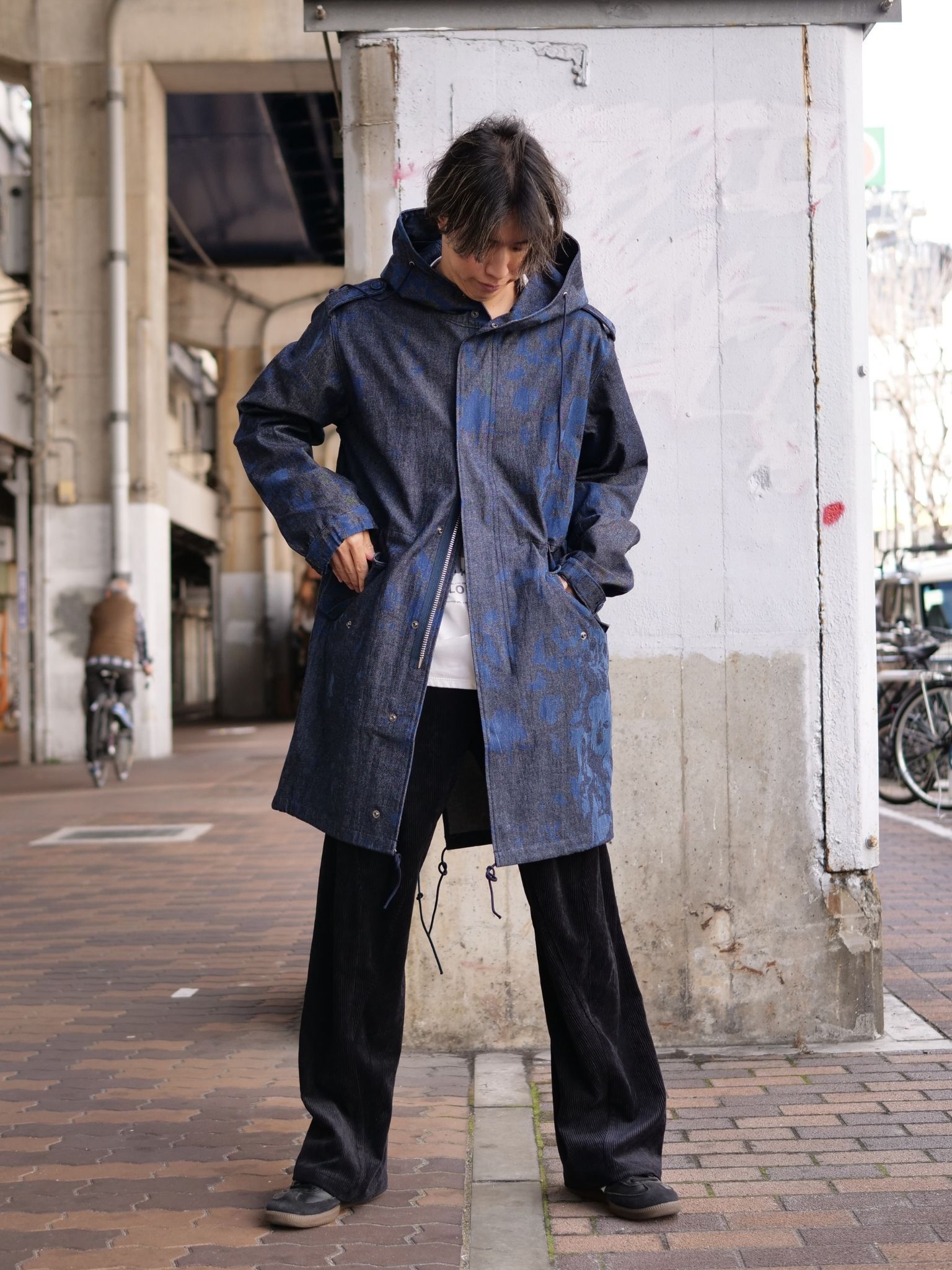 40代からのアートモッズコートコーデ｜デニムで差をつける大人のYラインスタイル