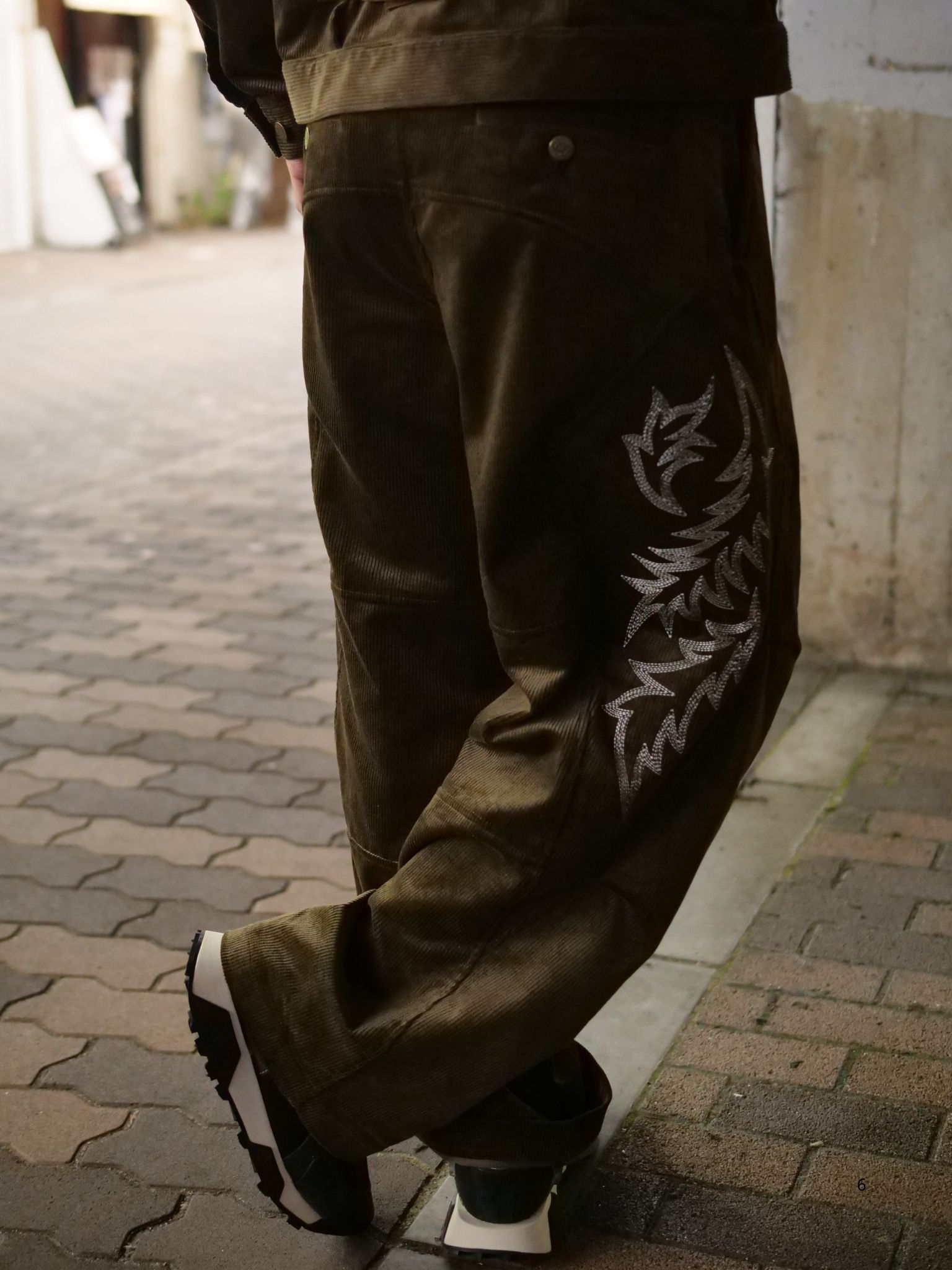 立体裁断×ミリタリー / ANOVALDAY コーデュロイパンツ / ウエスタンモチーフ刺繍 /  大人の秋冬スタイル