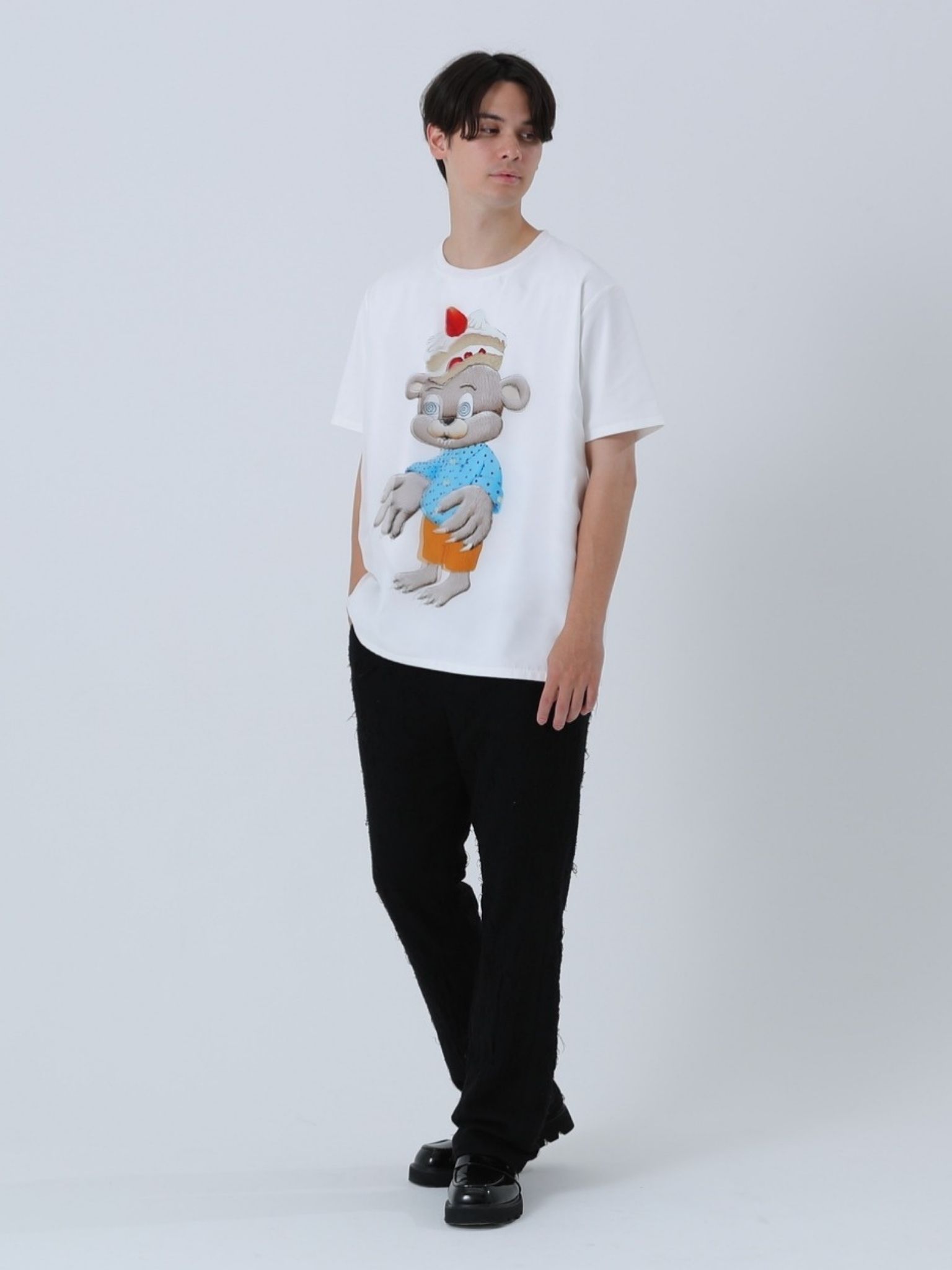 可愛いだけでは終わらない。違和感を纏う3DアートTシャツ / UNISEX /WHITE/ オーバーサイズ