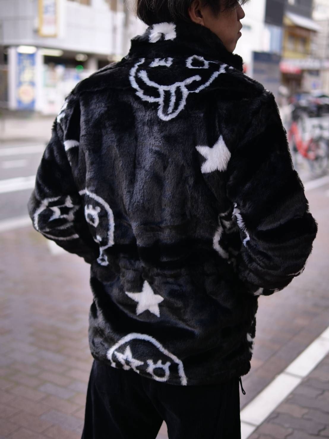 【40代からのモノトーンアートアウター】 派手なのに上品。MAXSIXが提案する“大人の主役アウター”