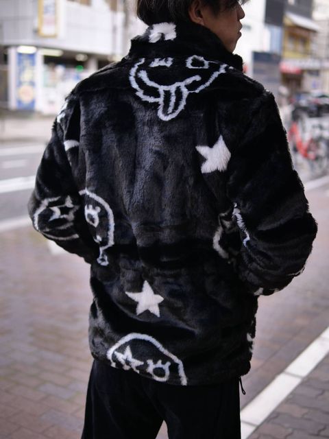 【40代からのモノトーンアートアウター】 派手なのに上品。MAXSIXが提案する“大人の主役アウター”