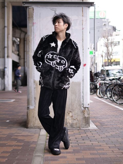 【40代からのモノトーンアートアウター】 派手なのに上品。MAXSIXが提案する“大人の主役アウター”