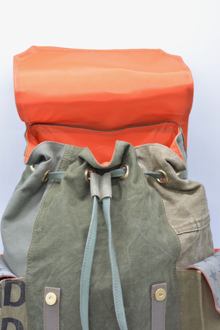 巾着のように大きく口があき、荷物が取り出しやすい