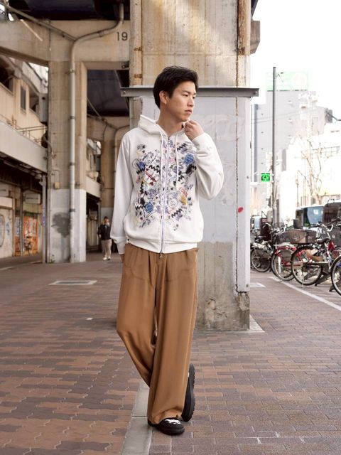 【白×ベージュでつくる、大人の余裕スタイル】