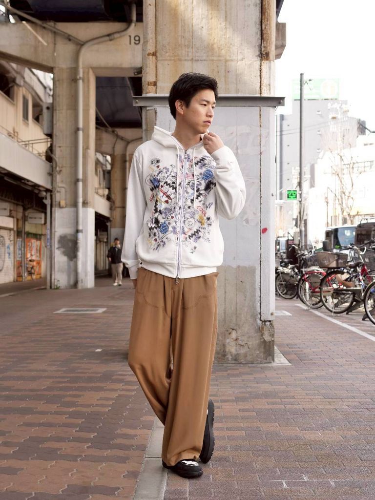 【白×ベージュでつくる、大人の余裕スタイル】