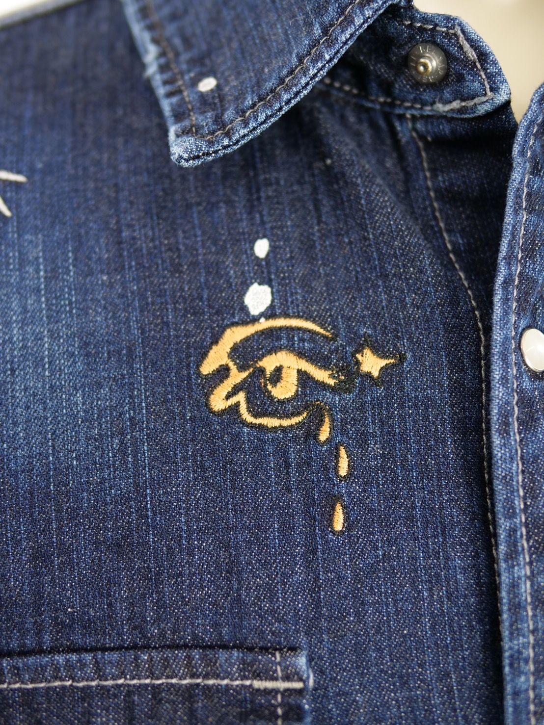 【独特なカッティングが目を惹く】UNISEX / DENIM SHIRT / 刺繍デザイン / デニム素材 / ハンドペイント / ハンドメイド