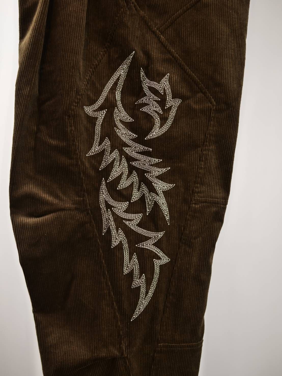 立体裁断×ミリタリー / ANOVALDAY コーデュロイパンツ / ウエスタンモチーフ刺繍 /  大人の秋冬スタイル