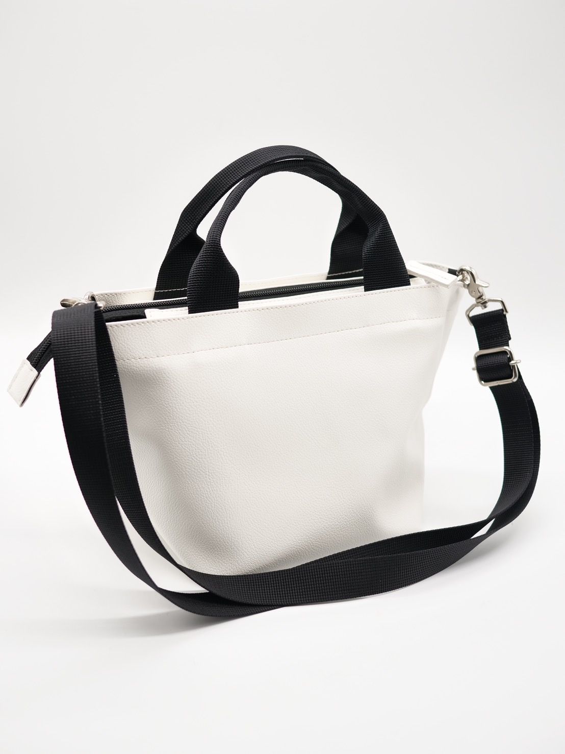 【実用性が高いBAG】 PARISブランドトートバッグ / WHITE / ハートデザイン / 刺繍 / ショルダーバック