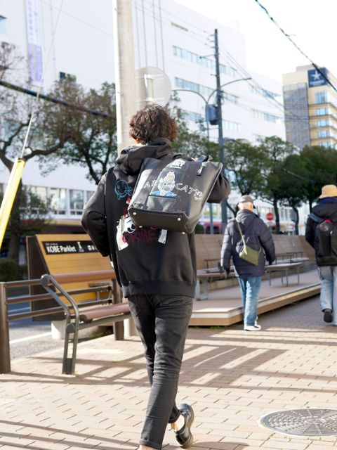 「大人は柄物パーカーでお洒落を極める」