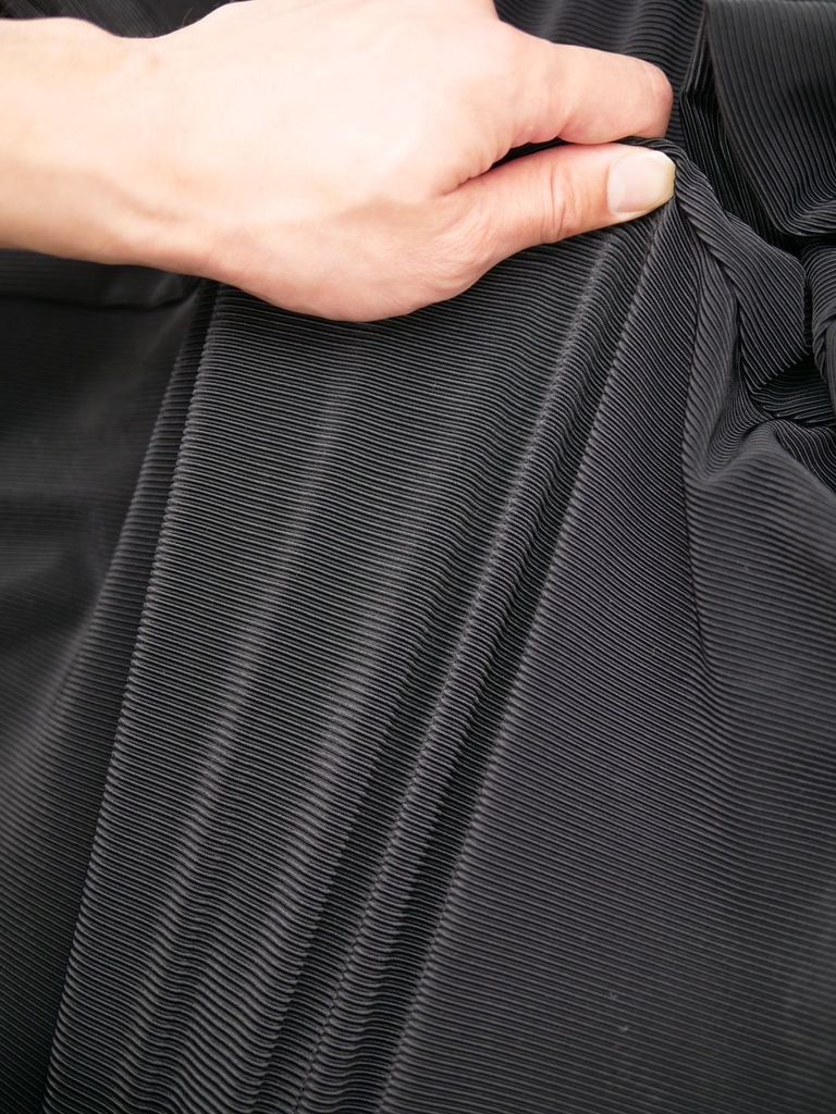 縦と横の2つの方向に伸び縮みするストレッチ素材