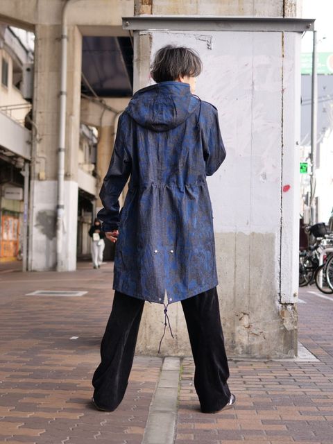 40代からのアートモッズコートコーデ｜デニムで差をつける大人のYラインスタイル