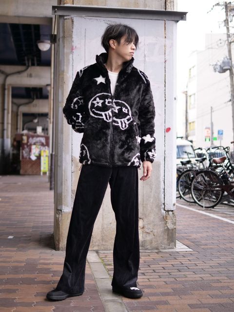 【40代からのモノトーンアートアウター】 派手なのに上品。MAXSIXが提案する“大人の主役アウター”