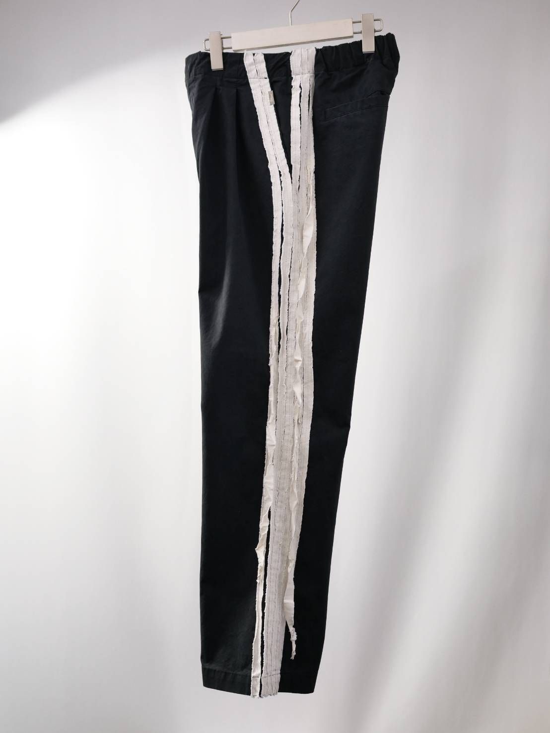【フレアトラックパンツ】 FRAYED TAPE PANTS / BLACK / 高密度コットン / 2タック / イージーパンツ