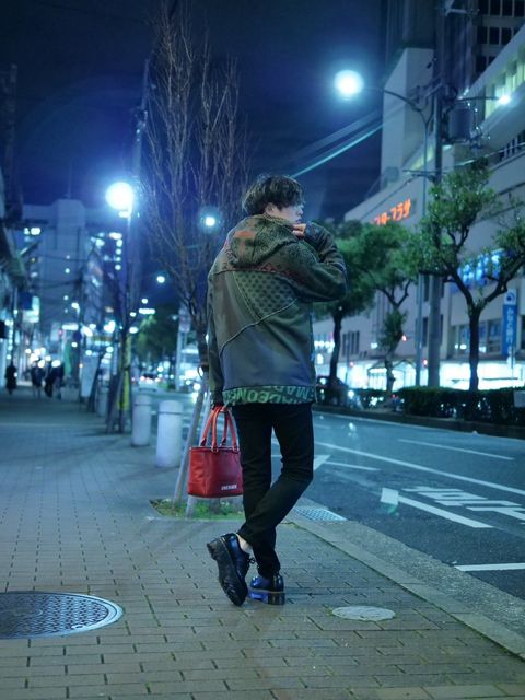 相反する素材をミックスしたハイブリッドなデザインが特徴的