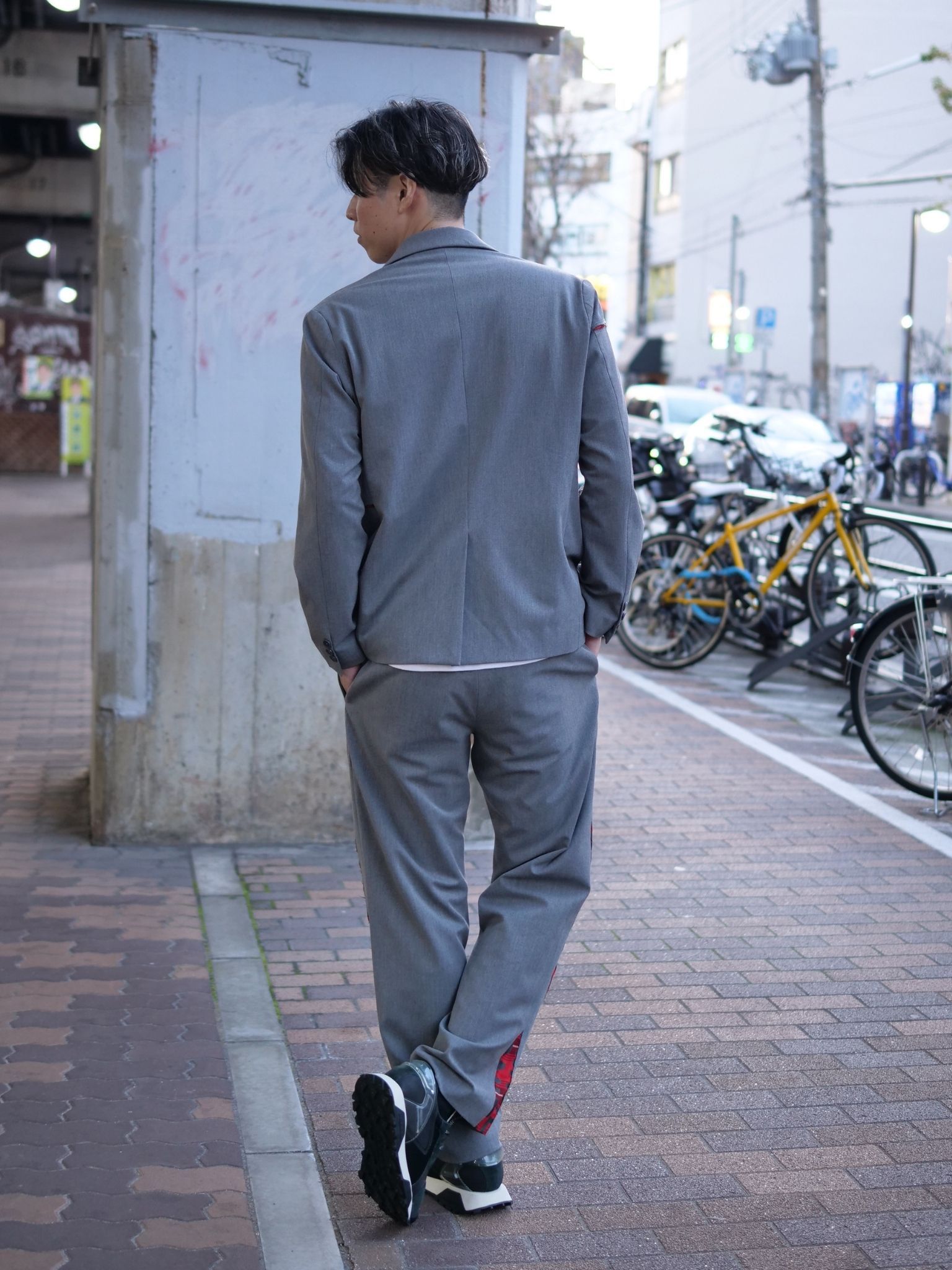 美麗なシルエットで魅せる、大人のカジュアルセットアップ