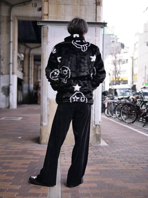 【40代からのモノトーンアートアウター】 派手なのに上品。MAXSIXが提案する“大人の主役アウター”