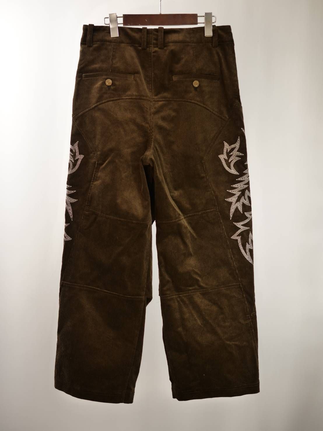 立体裁断×ミリタリー / ANOVALDAY コーデュロイパンツ / ウエスタンモチーフ刺繍 /  大人の秋冬スタイル
