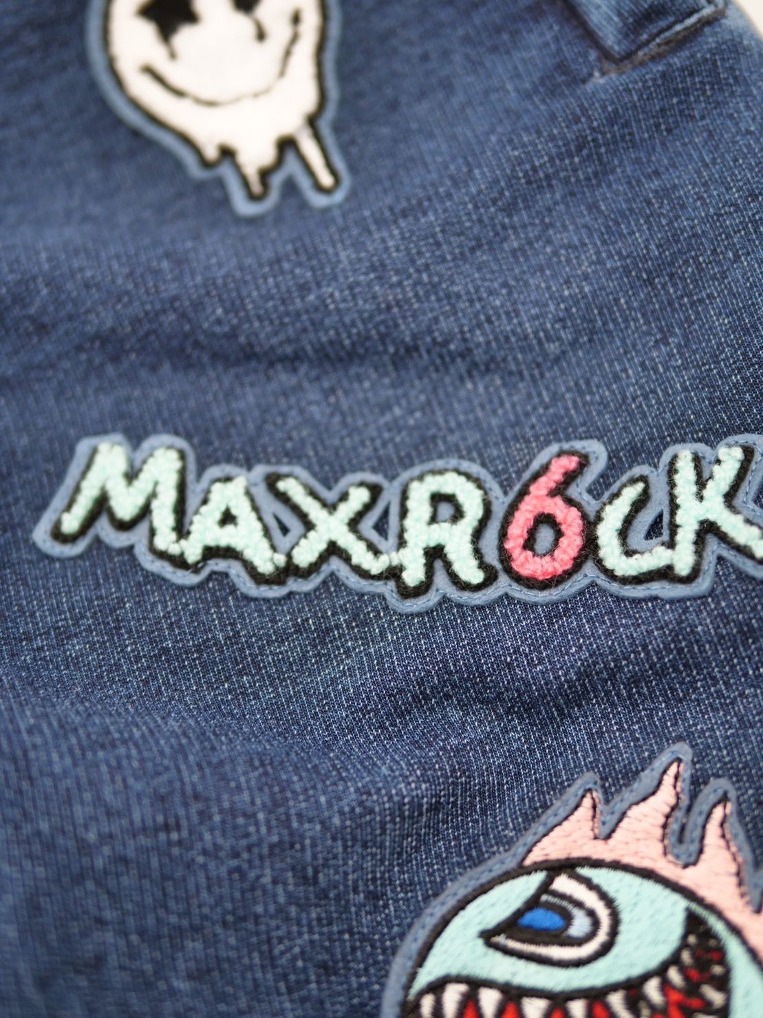 【スエット素材デニム】 maxsix / ワッペンデニム / カットデニム / おしゃれスエットパンツ / アートファッション / スキニーフィット