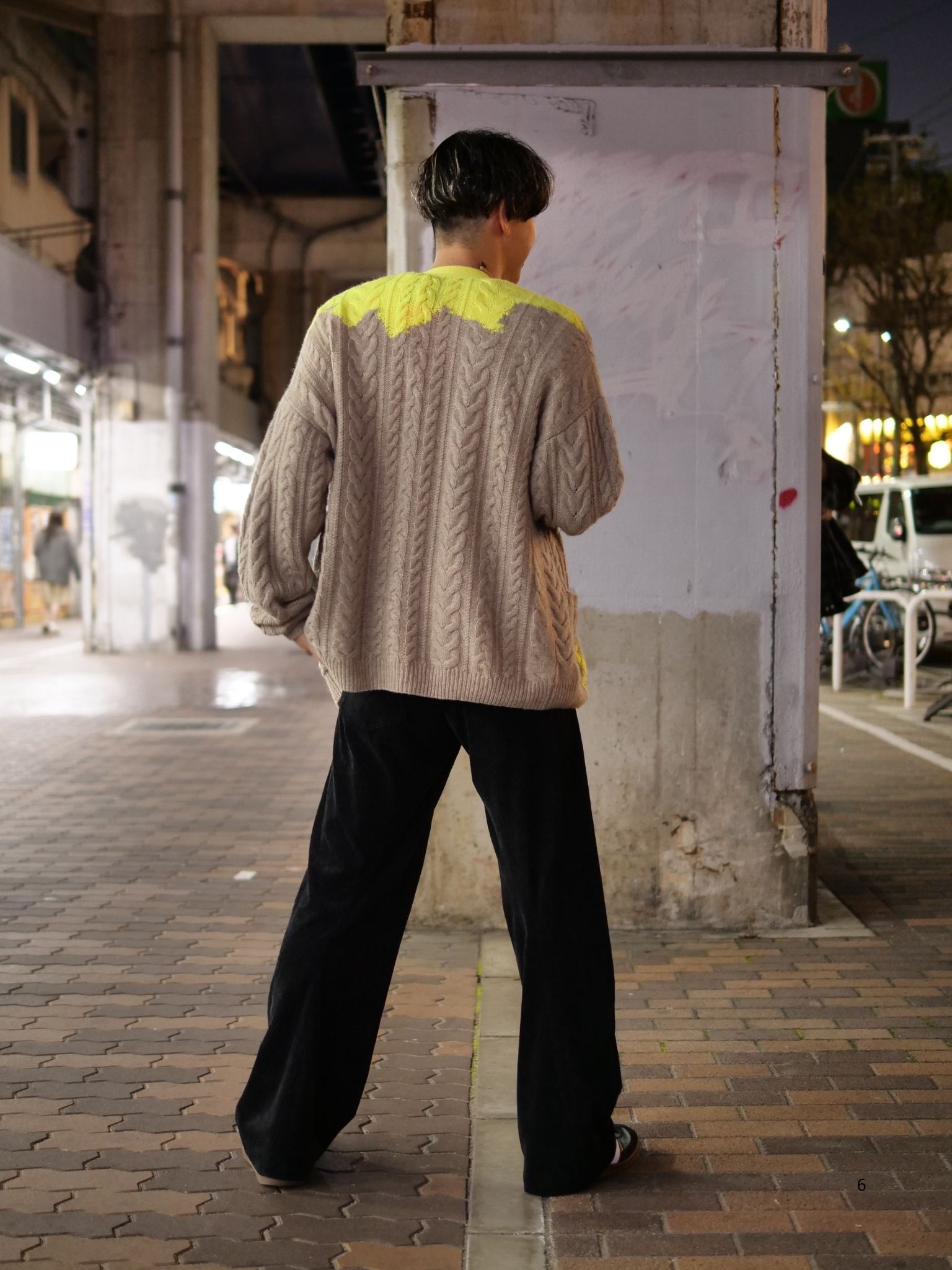 【大人のアートコーデ｜カシミア×色彩アートのカーディガンスタイル｜ONEMADE × ANOVALDAY】