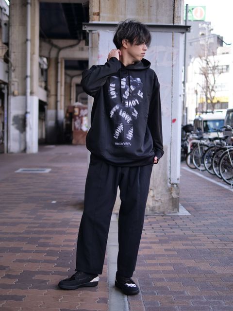 40代からのブラックコーデ術｜キャラクターで崩す上品カジュアルスタイル