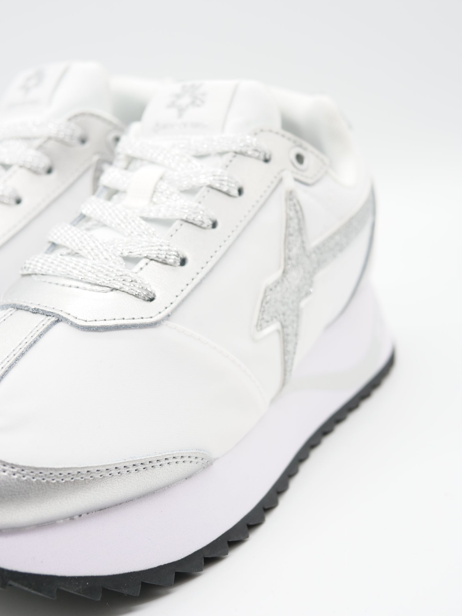 【希少レディース 】KIS-W  SILVER ×  WHITE / ローカットスニーカー「スウェード×ナイロン×パテントの異素材コンビネーション」