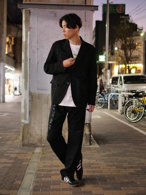 【大人の黒セットアップ｜MIKIO氏アートブランドが描く、日常を格上げするスーツスタイル】