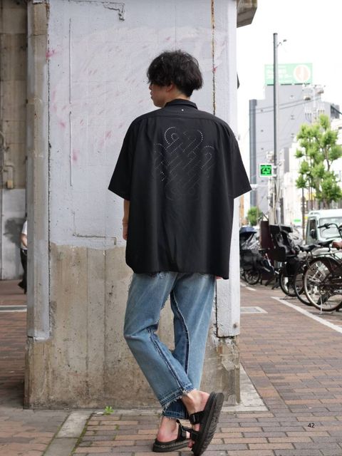 コーデの完成度を格上げする「ブラックシャツ」
