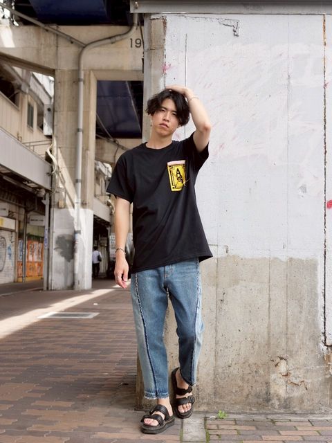 黒T × 明るめデニムで、夏を軽やかに楽しむ