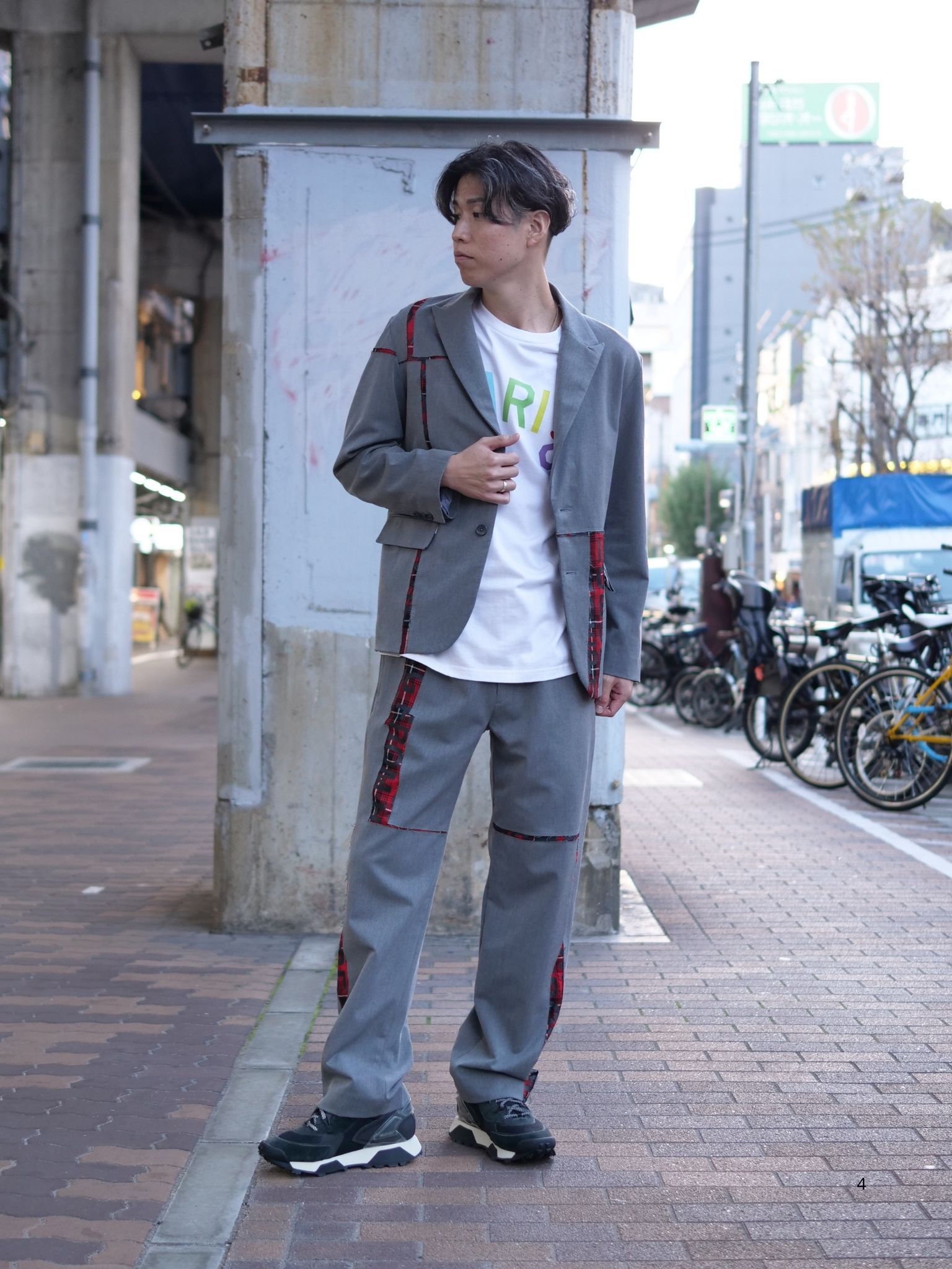 美麗なシルエットで魅せる、大人のカジュアルセットアップ