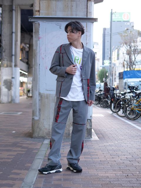 美麗なシルエットで魅せる、大人のカジュアルセットアップ