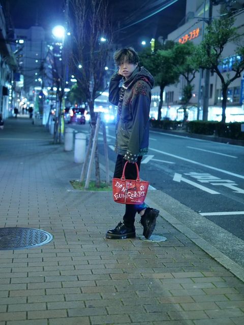 相反する素材をミックスしたハイブリッドなデザインが特徴的
