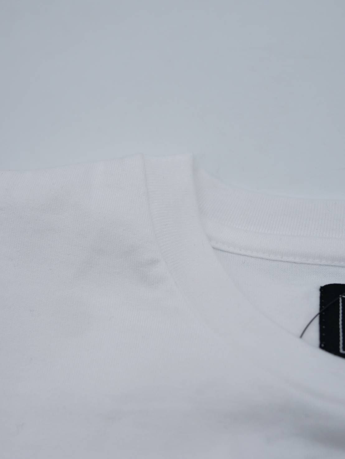 【大人オシャレTシャツ】 Kevin / WHITE / コットン100％ / レギュラーフィット / ユニセックス/ Tシャツ