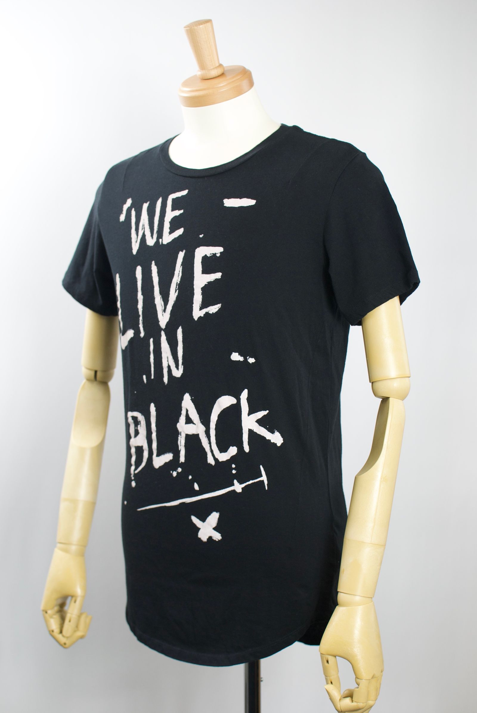 28BWLF30 /WE LIVE  IN BLACK / 日本未発売 /ロックTシャツ/アーティスト着用ブランド / コットンジャージー