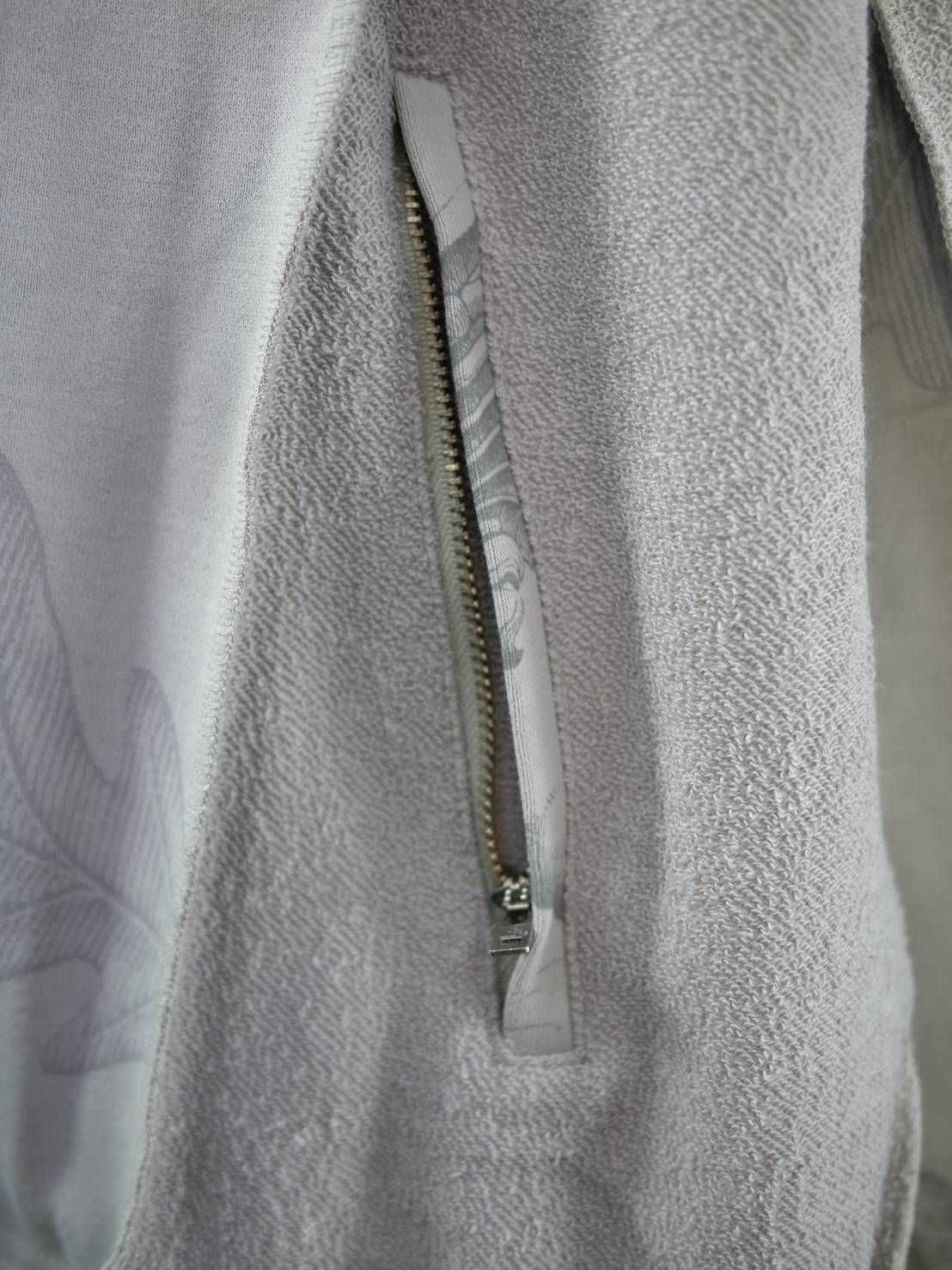 【40代からの大人ZIPパーカー】 立体パズル構造 × 異素材デザインで差がつく、品格カジュアル