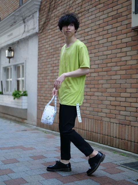 大人は「ネオンカラー」をカッコよく着こなす。