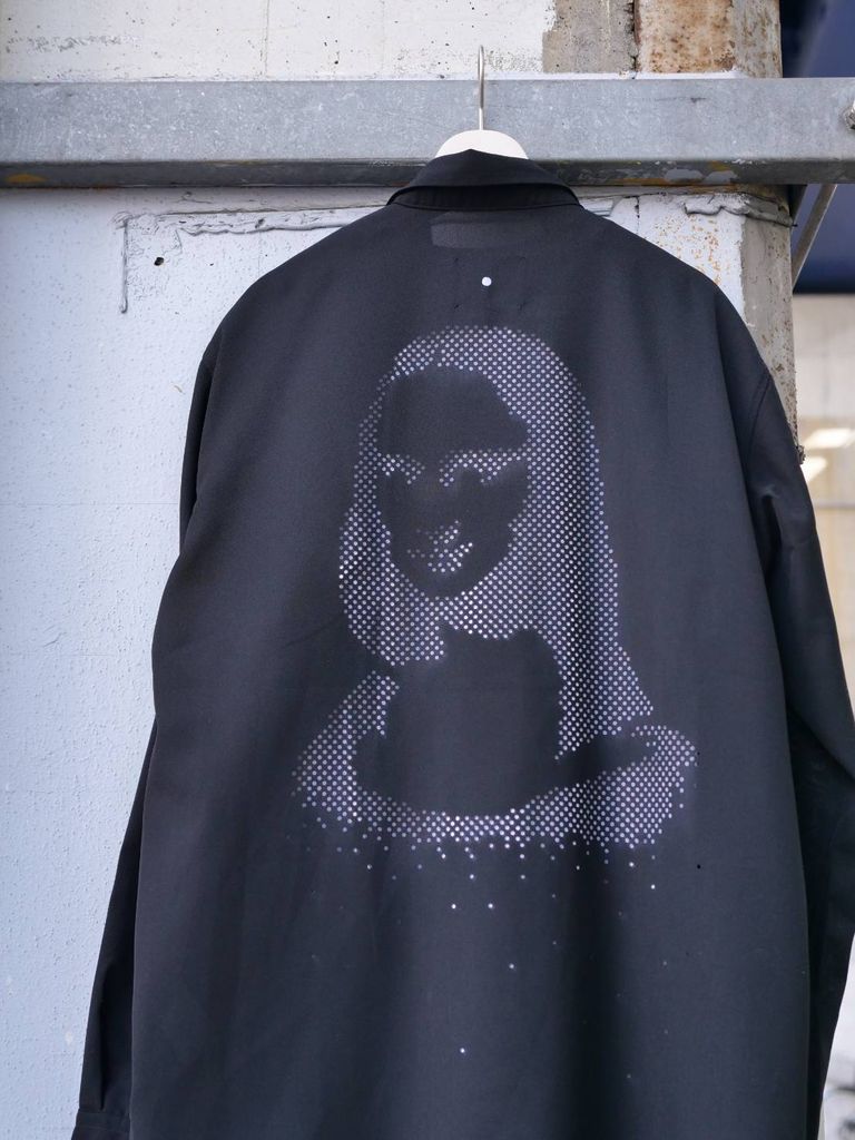 黒の魅力を纏う、アートな一着