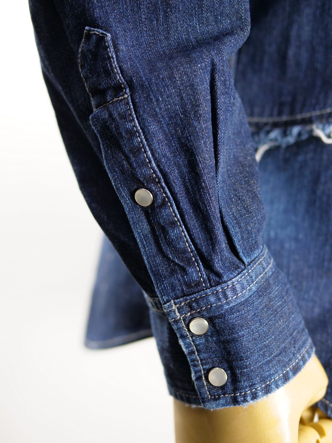 【独特なカッティングが目を惹く】UNISEX / DENIM SHIRT / 刺繍デザイン / デニム素材 / ハンドペイント / ハンドメイド