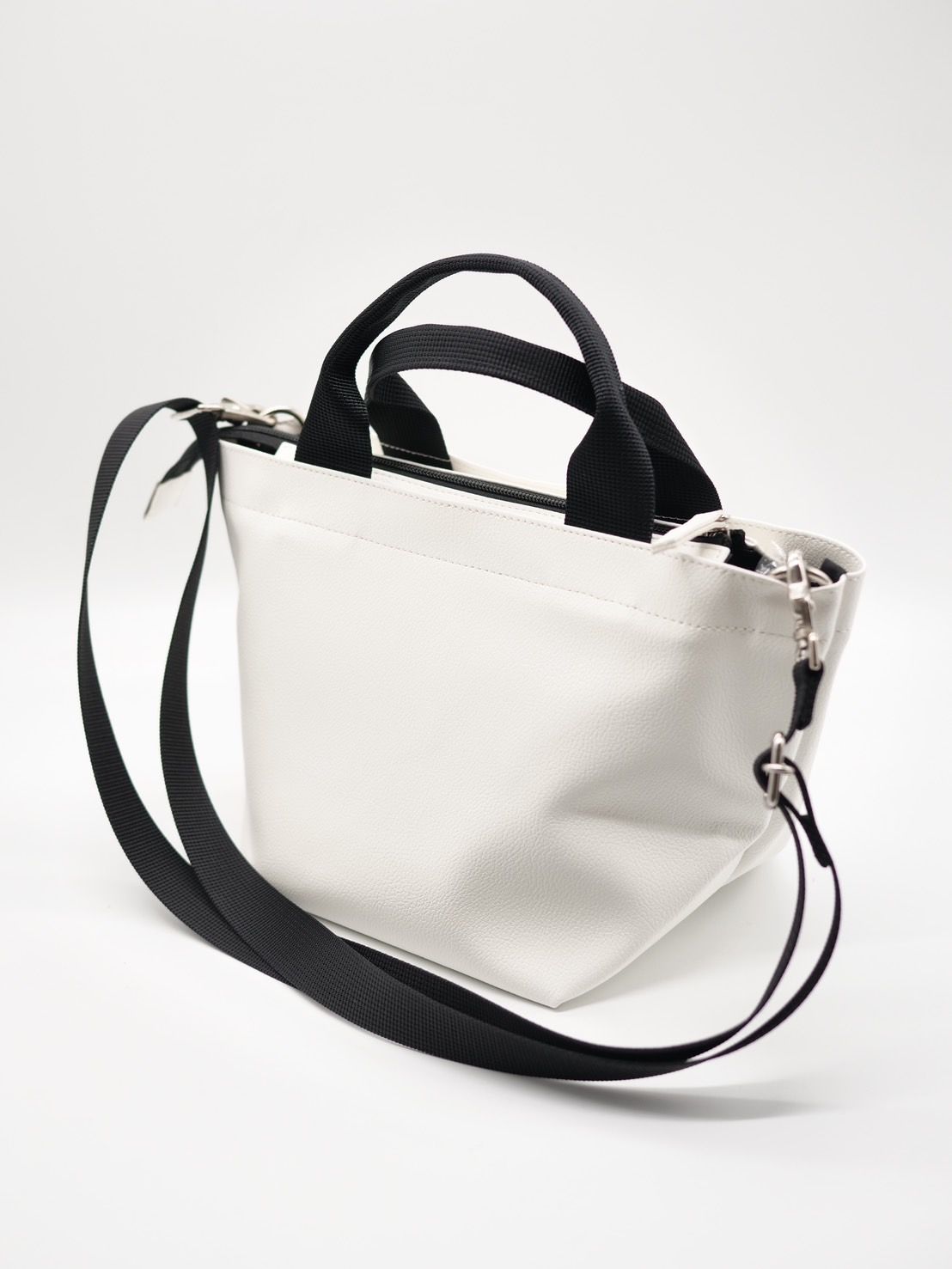 【実用性が高いBAG】 PARISブランドトートバッグ / WHITE / ハートデザイン / 刺繍 / ショルダーバック