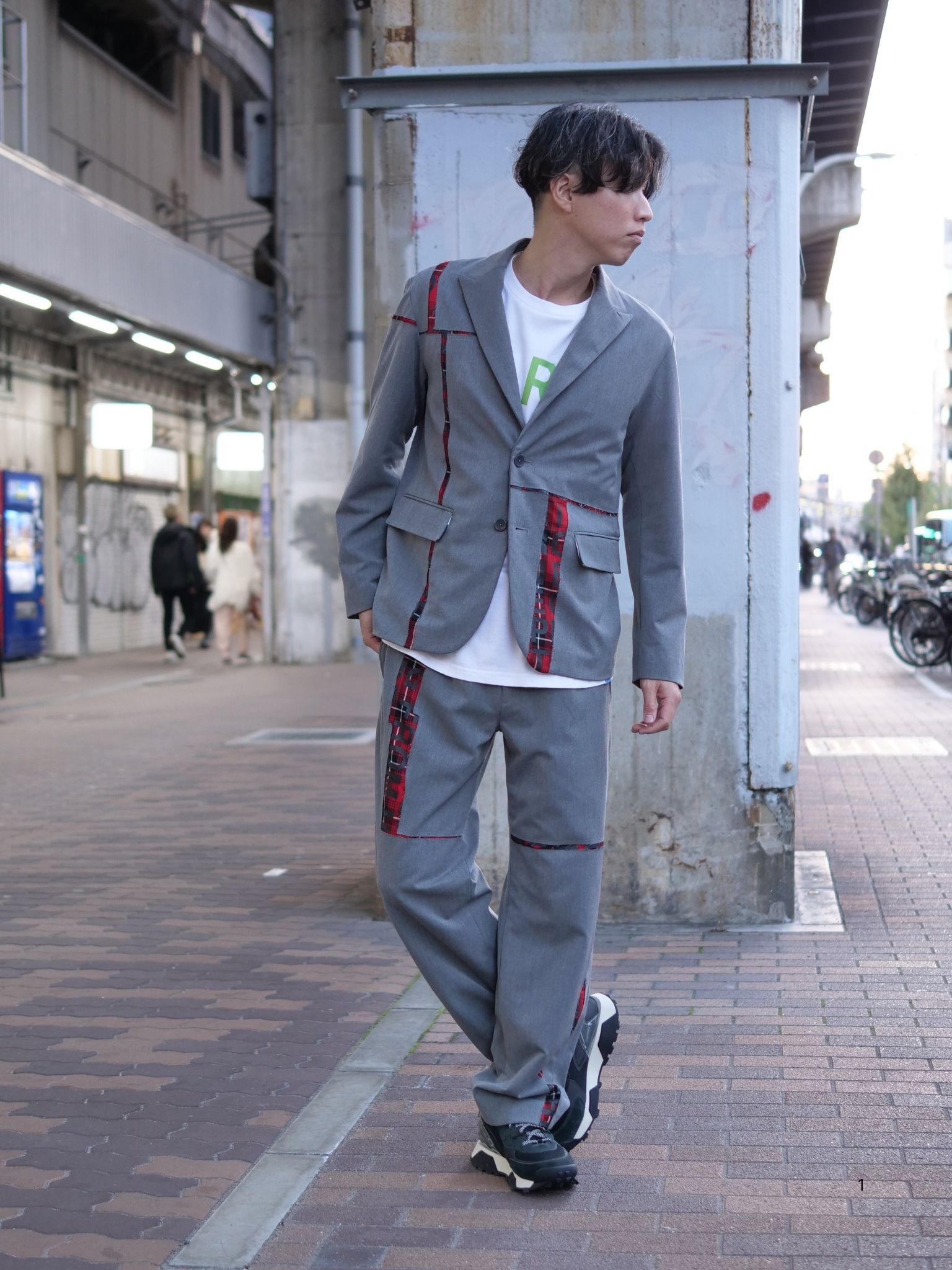 美麗なシルエットで魅せる、大人のカジュアルセットアップ