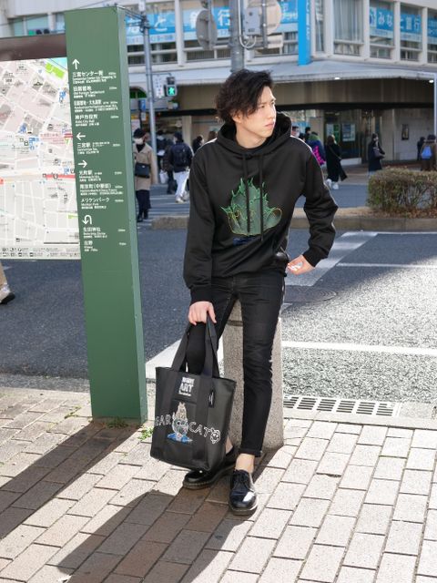 「大人は柄物パーカーでお洒落を極める」
