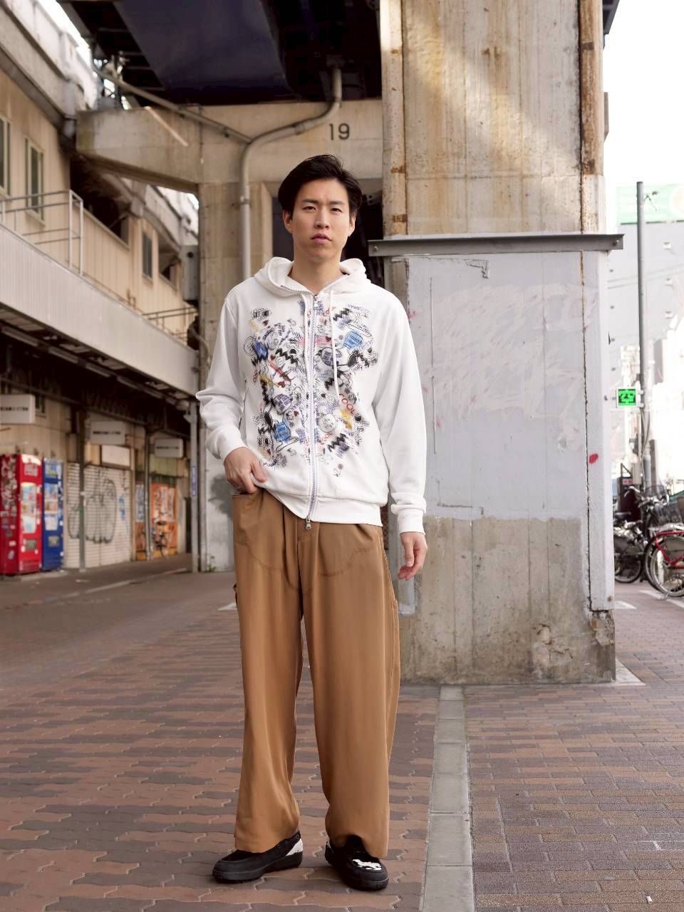 【白×ベージュでつくる、大人の余裕スタイル】