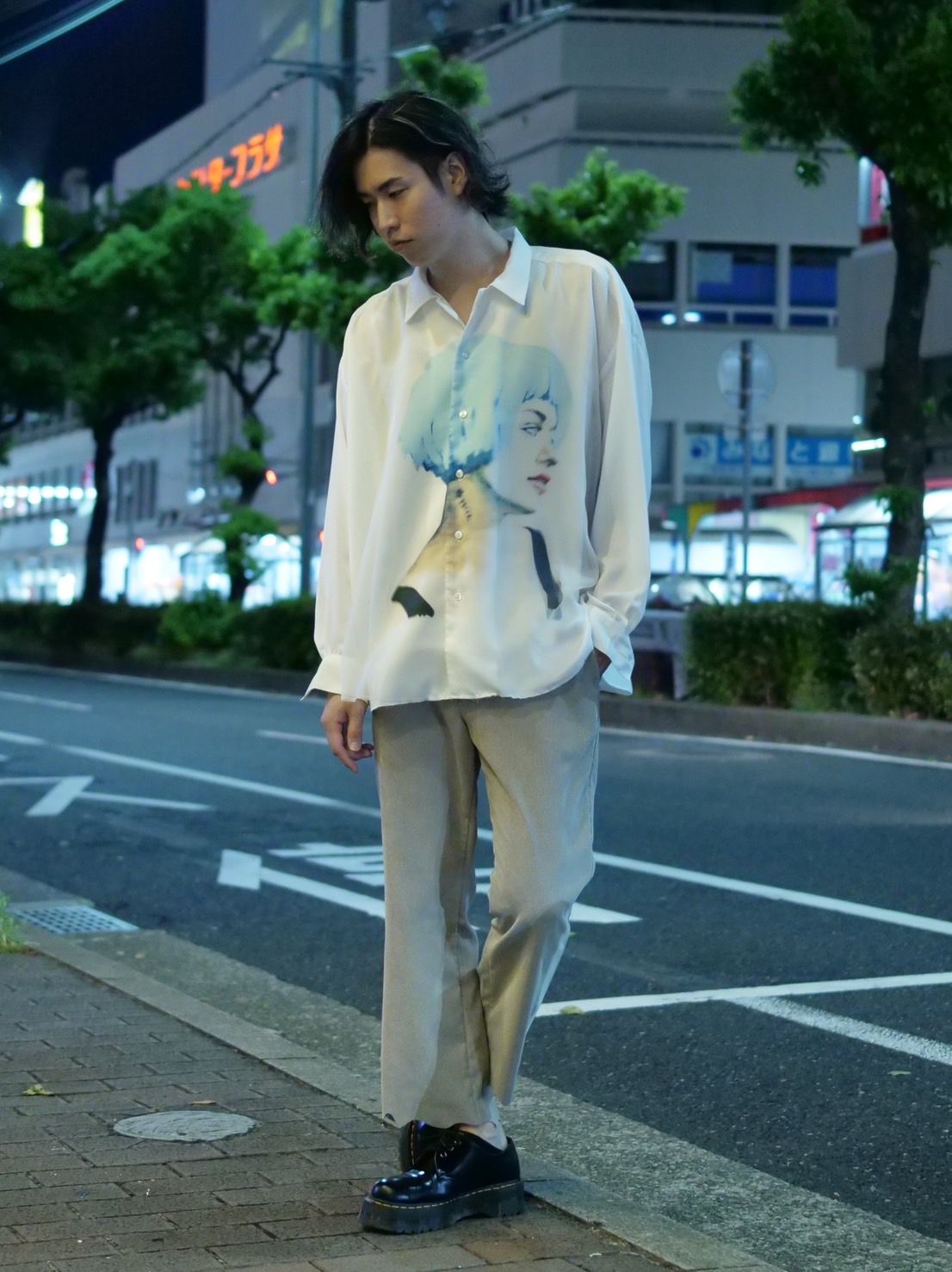 唯一無二のアート性が光るオーバーサイズシャツでコーディネート