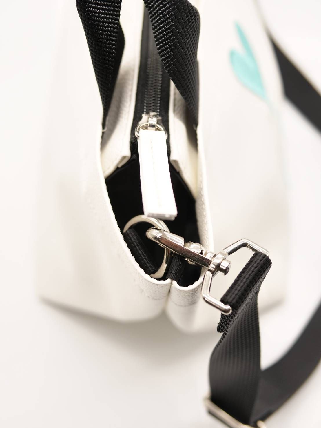 【実用性が高いBAG】 PARISブランドトートバッグ / WHITE / ハートデザイン / 刺繍 / ショルダーバック