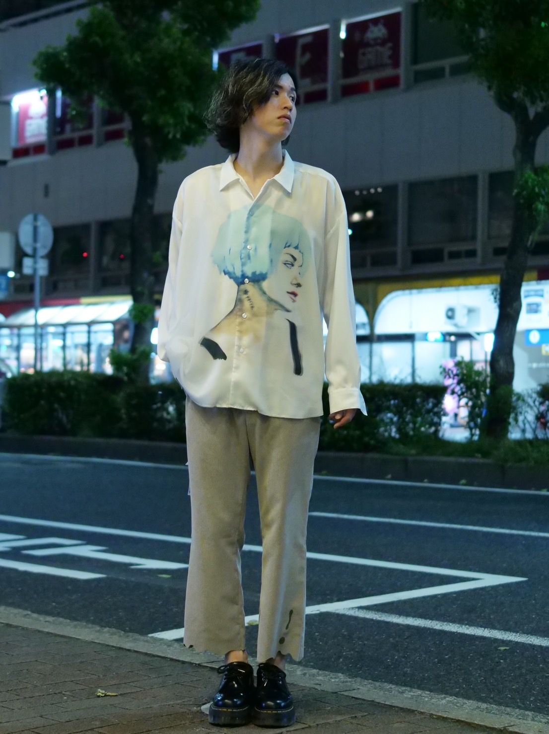 唯一無二のアート性が光るオーバーサイズシャツでコーディネート
